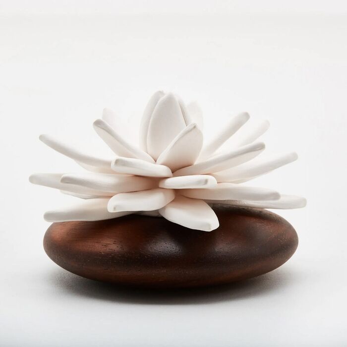 ANOQ - Duftstein Lotus des Indes - Weiße Keramikblume, Akazienholz