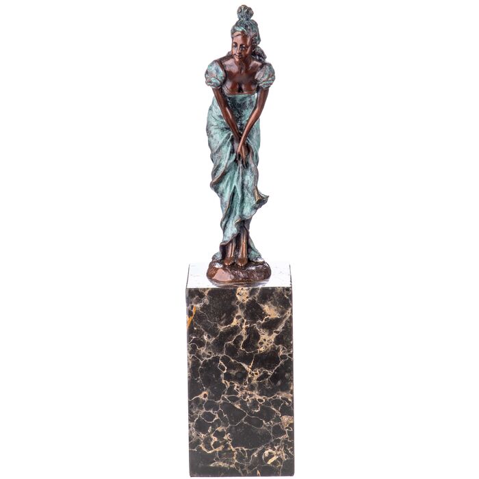 Art Deco Grn Patinierte Bronzefigur Frau mit Rock auf Marmorsockel